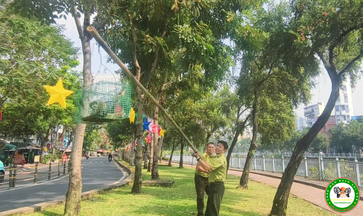 Tháo gỡ hàng loạt lồng bẫy kèm máy phát dụ bắt chim bên kênh Nhiêu Lộc - Thị Nghè